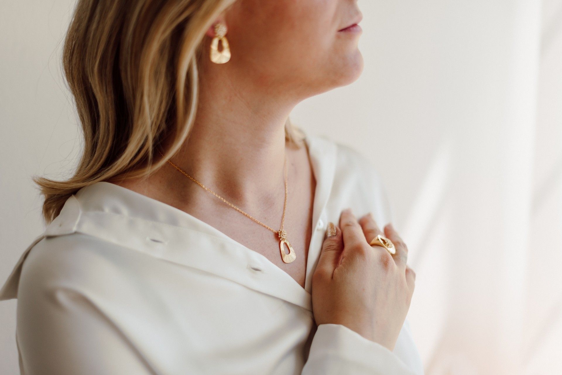 Ritratto di una persona che indossa orecchini e anelli di ItalianStile