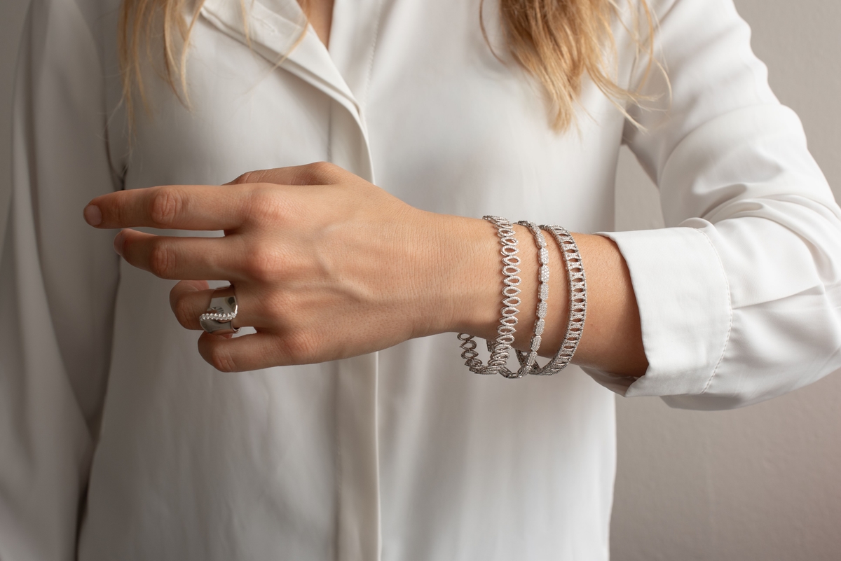 Persona che indossa anelli di ItalianStile