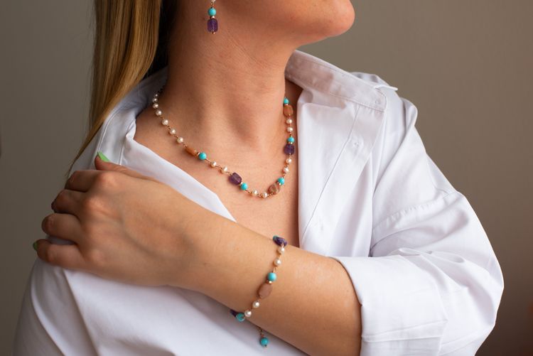 ItalianStile - Modella che indossa un gioiello
